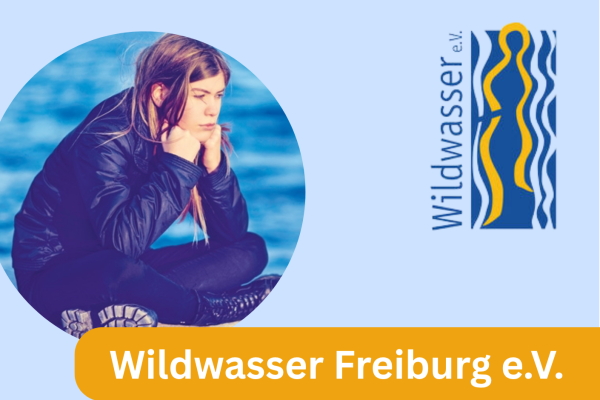 Oben links ist ein Mädchen abgebildet, das nachdenklich auf einen See blickt. Daneben ist das wellenförmige Logo von Wildwasser Freiburg e.V. Darunter steht die Überschrift "Wildwasser Freiburg e.V. Jahresbericht 2025"