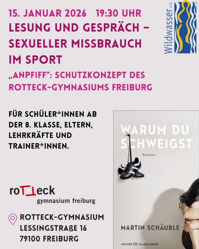 Die Überschrift der Veranstaltung ist abgebildet. Außerdem ist das Logo von Wildwasser und das Logo des Rotteckgymnasiums vorhanden. In der unteren Ecke ist das Cover des Buchs "Warum du schweigst" des Autors Martin Schäubles. Auf dem Cover ist ein Mädchen und ein paar Fußballschuhe abgebildet. 